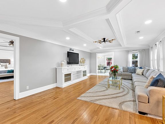 3rd image of 380 Forrester Dr