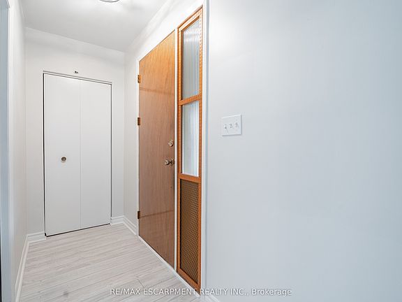 5th image of 75 Purdy Cres