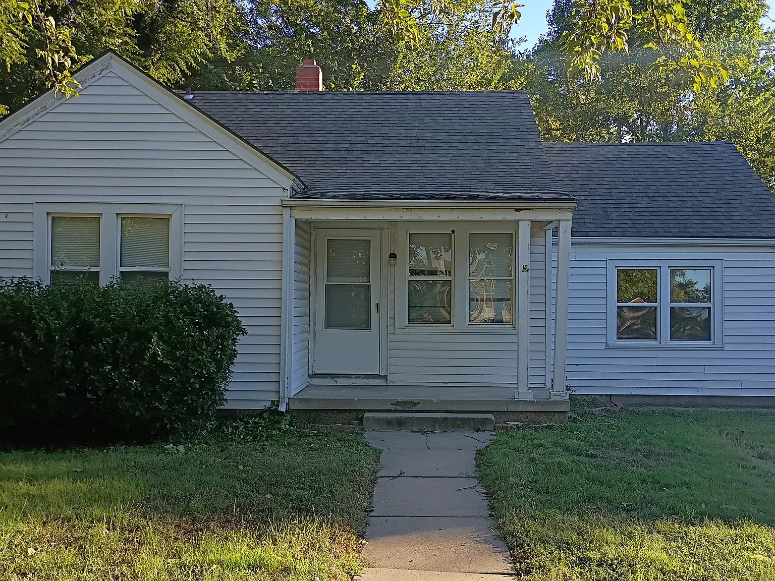 3 bed, 928 sqft, $1,045 — Photo 1