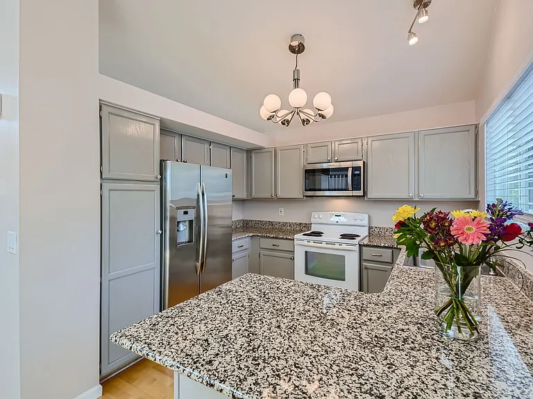 952 Thames St — Photo 9