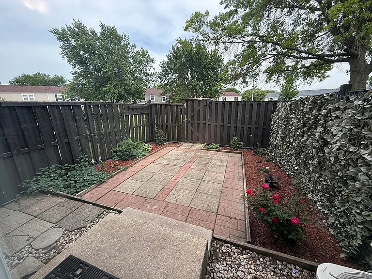 1927 Governors Ln — Photo 19
