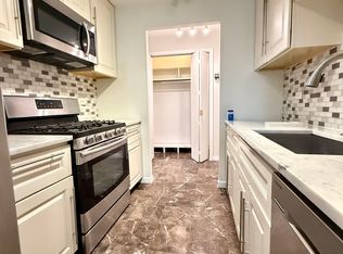 300 Thames Pkwy #J, Park Ridge, IL 60068