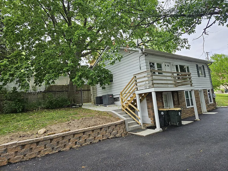 16 Riverview St — Photo 2