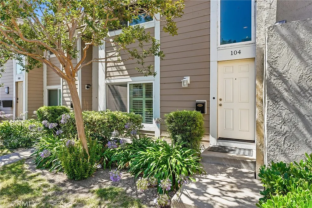 2 bed, 1078 sqft, $3,750 — Photo 1