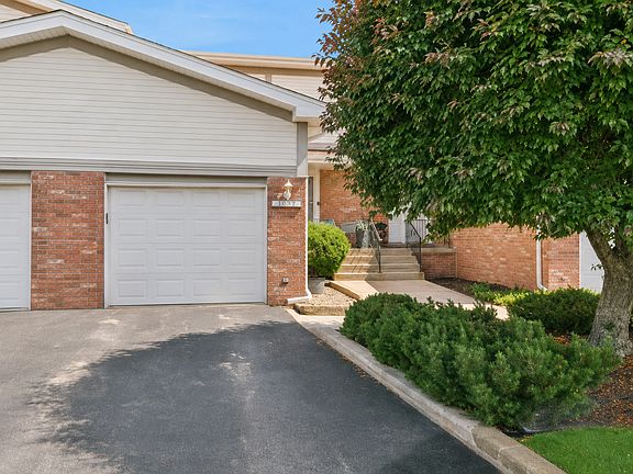 2nd image of 15931 Blackwater Ct
