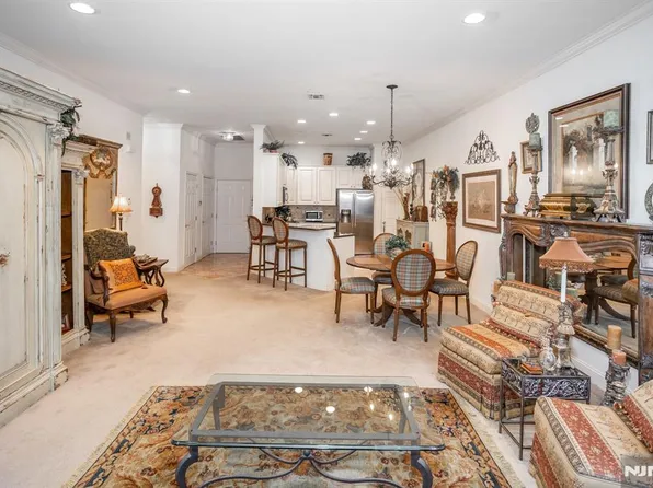 407 Four Seasons Dr, Wayne, NJ 07470