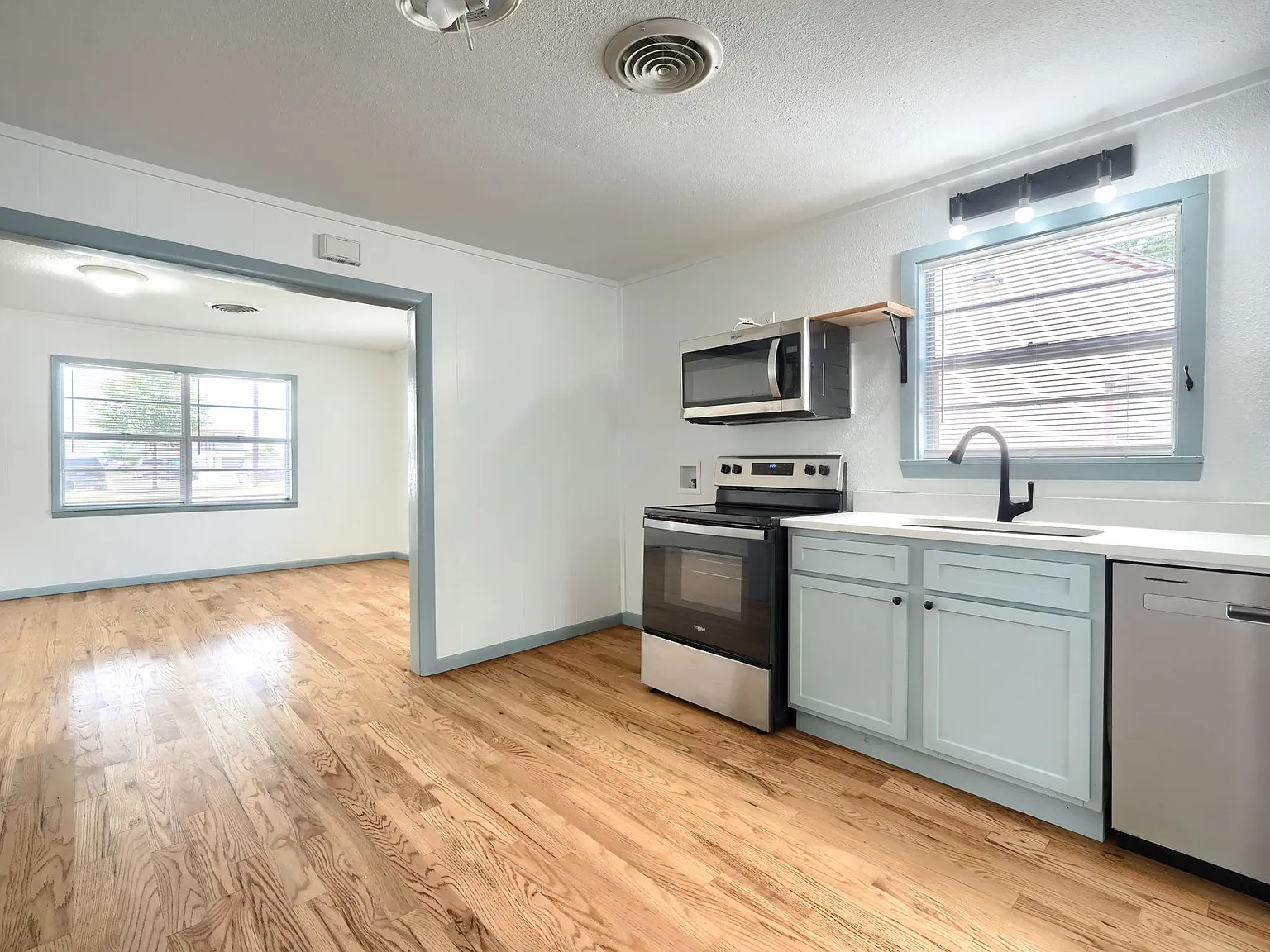 3 bed, 1400 sqft, $1,600 — Photo 3