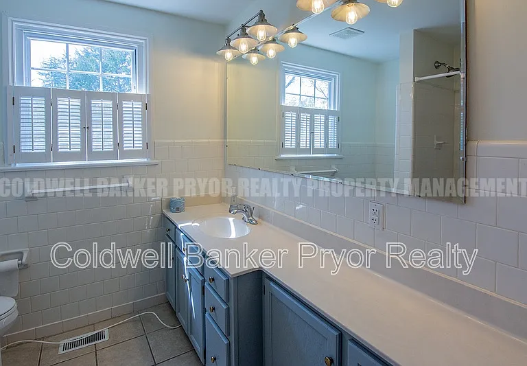 323 Walsh Rd — Photo 24