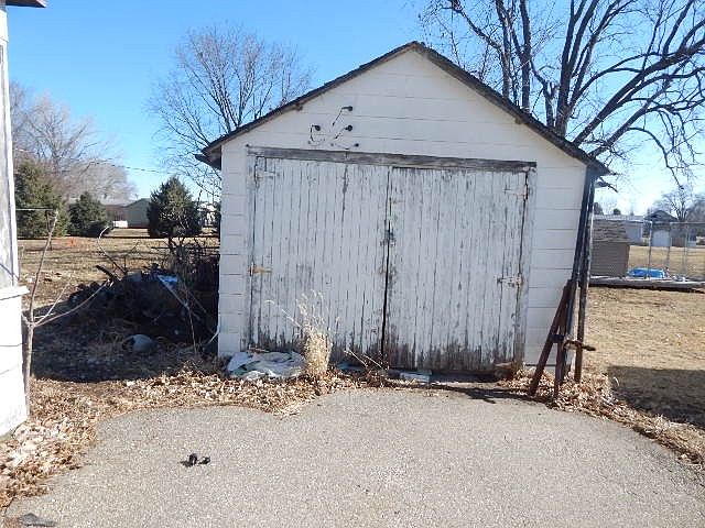 2nd image of 216 N Elm St