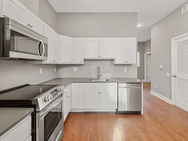 170 W Washington St — Photo 40