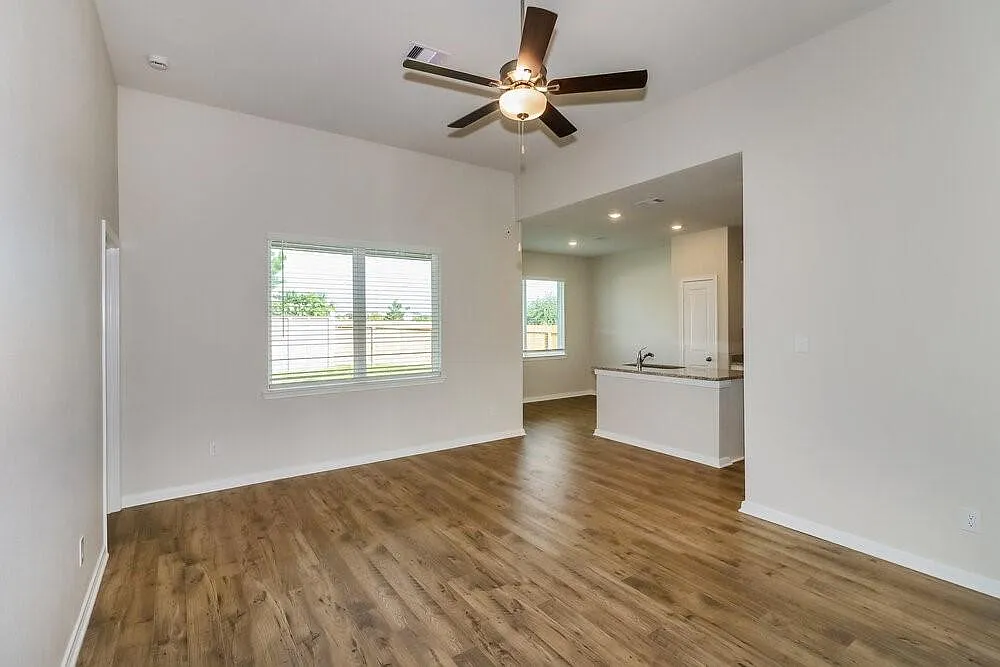 3 bed, 2.0 bath, 1366 sqft, $1,895 — Photo 3