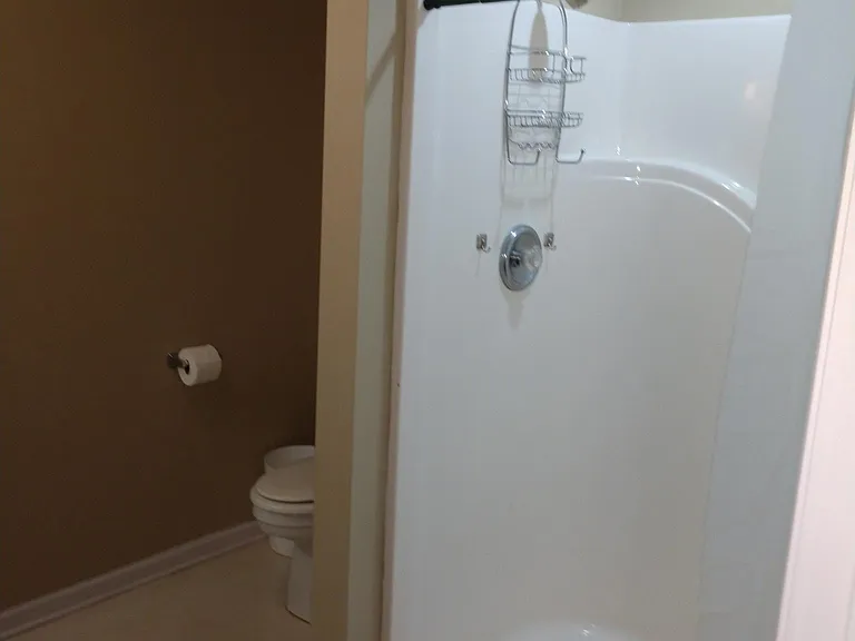 Bathroom 2 (full)