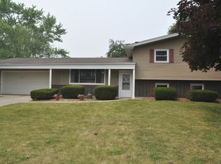 310 High Point Dr, Lindenhurst, IL 60046