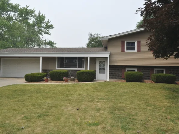 310 High Point Dr, Lindenhurst, IL 60046