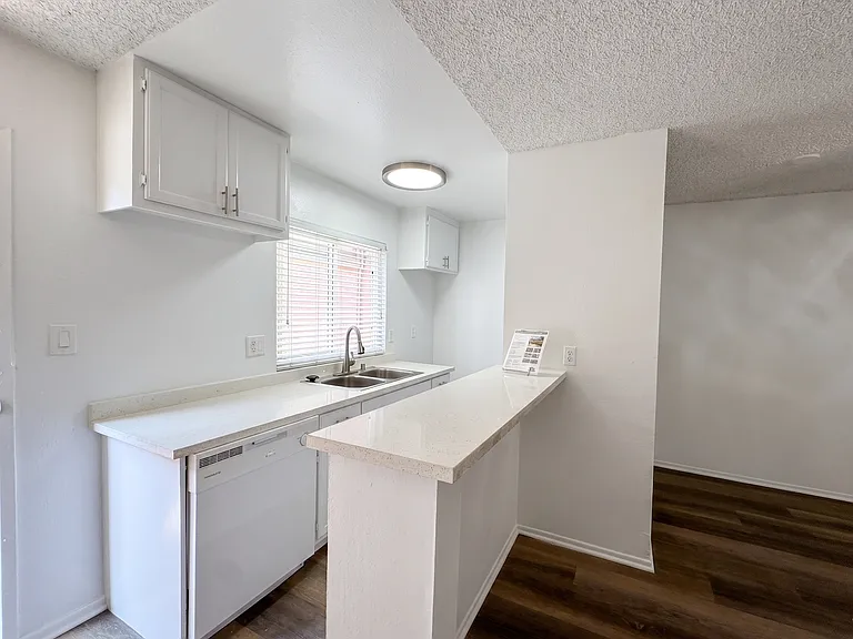 6736 Cleon Ave — Photo 2