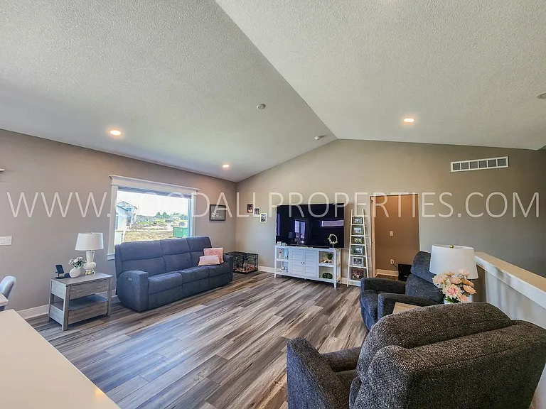 285 NW Morgan Ct — Photo 7