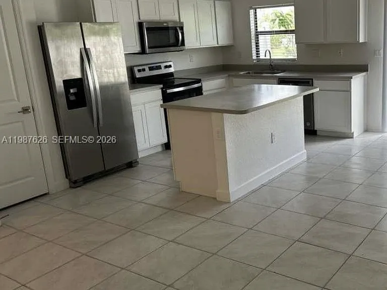 803 SW 11th Way — Photo 1