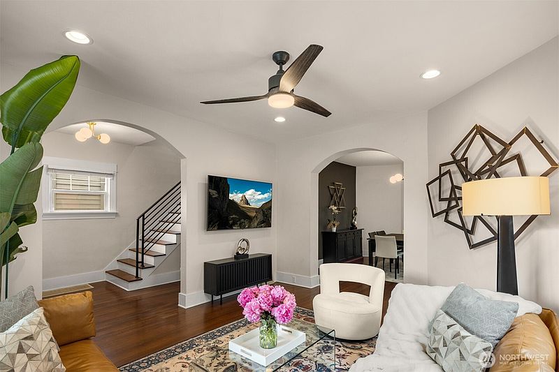 4th image of 325 23rd Avenue E
