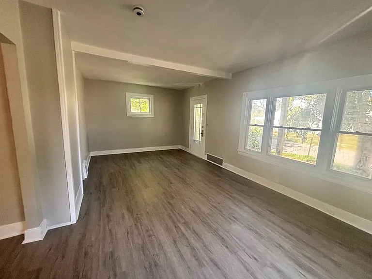 323 W 25th St — Photo 22