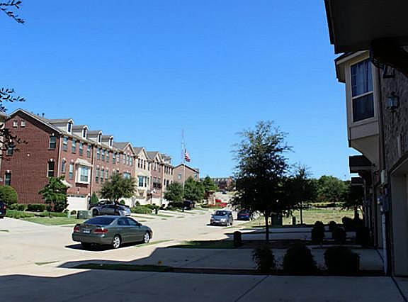 3rd image of 2661 Chambers Dr