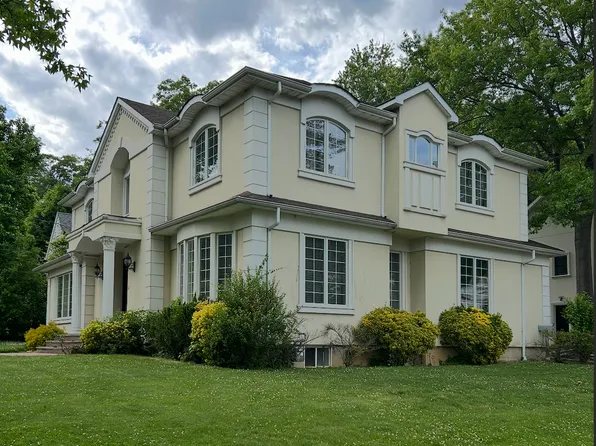 2 Burbury Ln, Great Neck, NY 11023