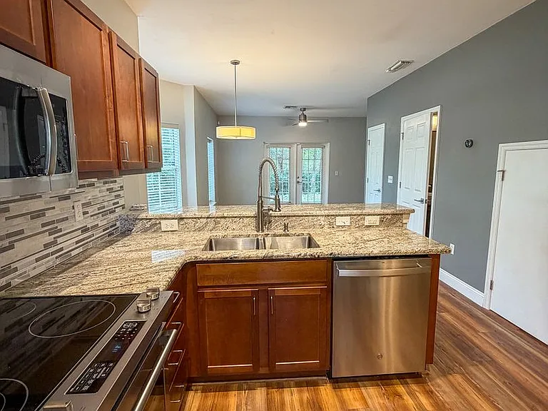 2915 SW 35th Pl #101 — Photo 5