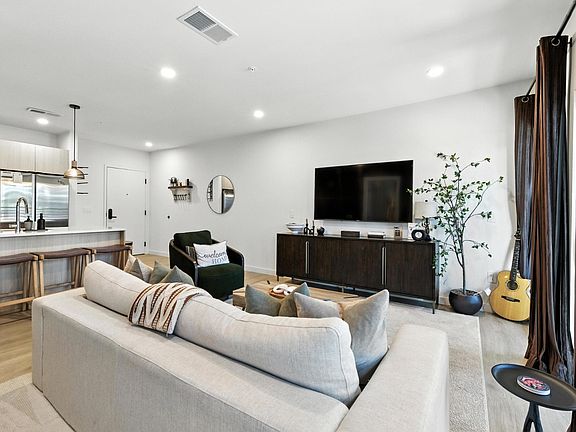 4th image of 635 7th Ave S #503