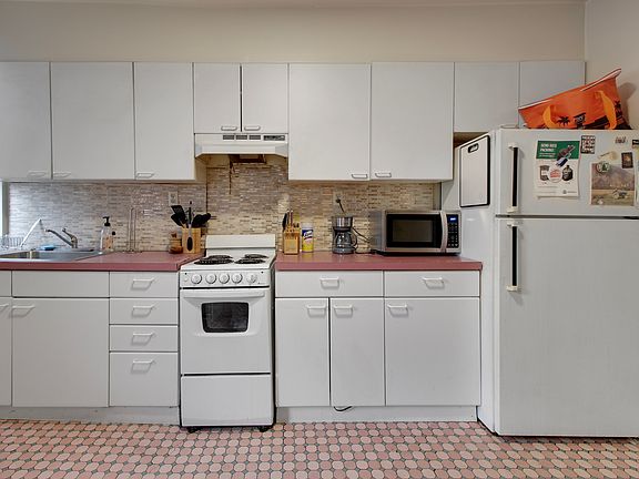 4th image of 259 E 33rd St #2