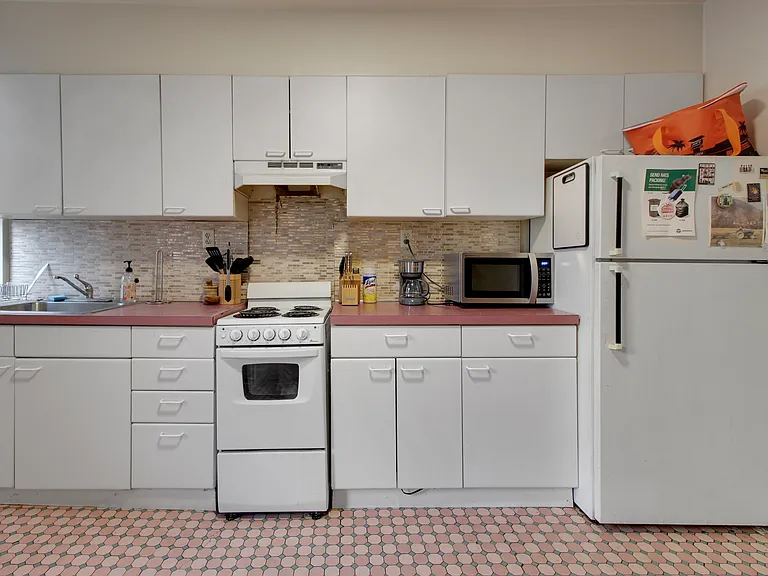 259 E 33rd St #2 — Photo 4