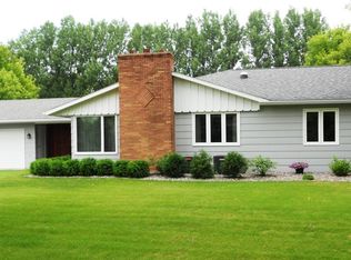 371 N 3rd St, Pembina, ND 58271