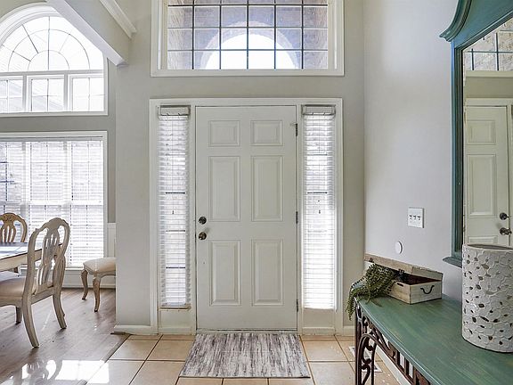 3rd image of 620 Lovett Pl