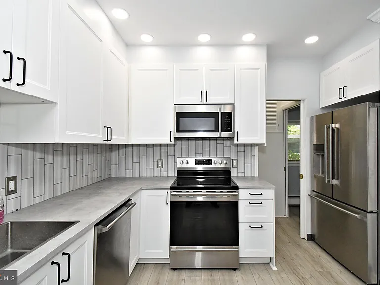 137 S 3rd St #B — Photo 15