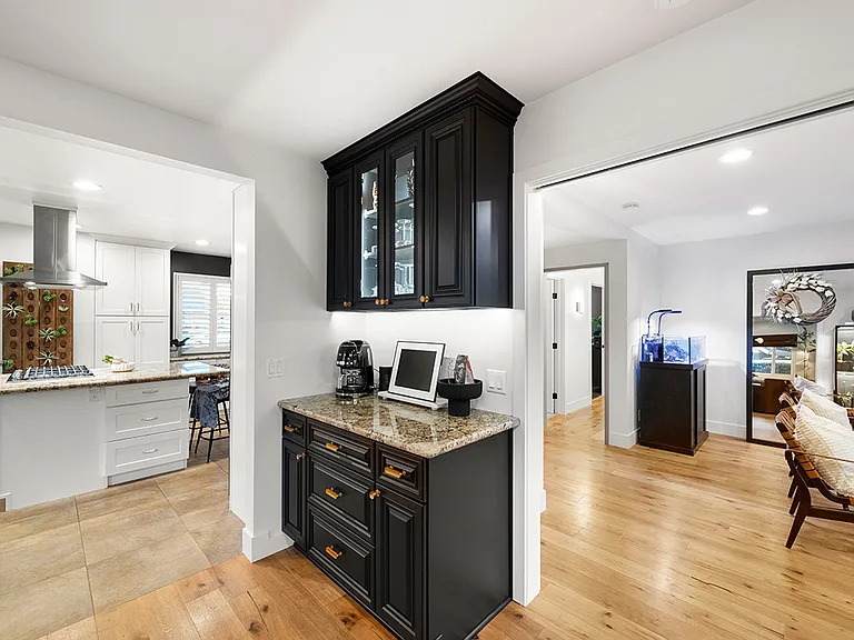 843 Bernard Dr — Photo 16