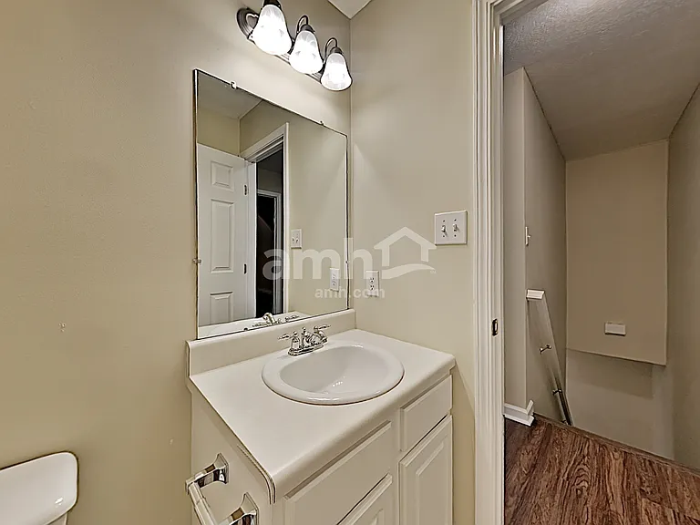 2000 Farmstead Ln — Photo 10