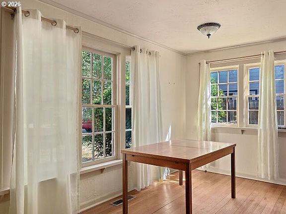 4th image of 817 NW Earl Ave