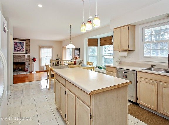5th image of 1371 Saint Claire Pl