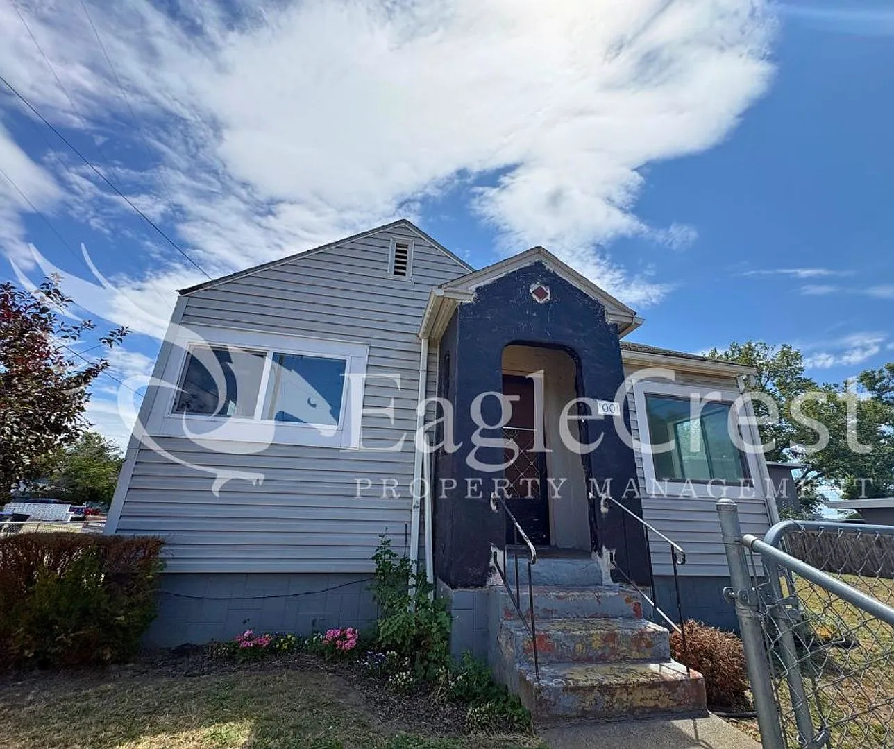 Charming 2-Bedroom Home with Modern Finishes & Fenced Yard — Photo 1