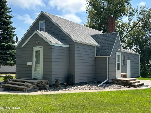 520 E 5th St, Grafton, ND 58237