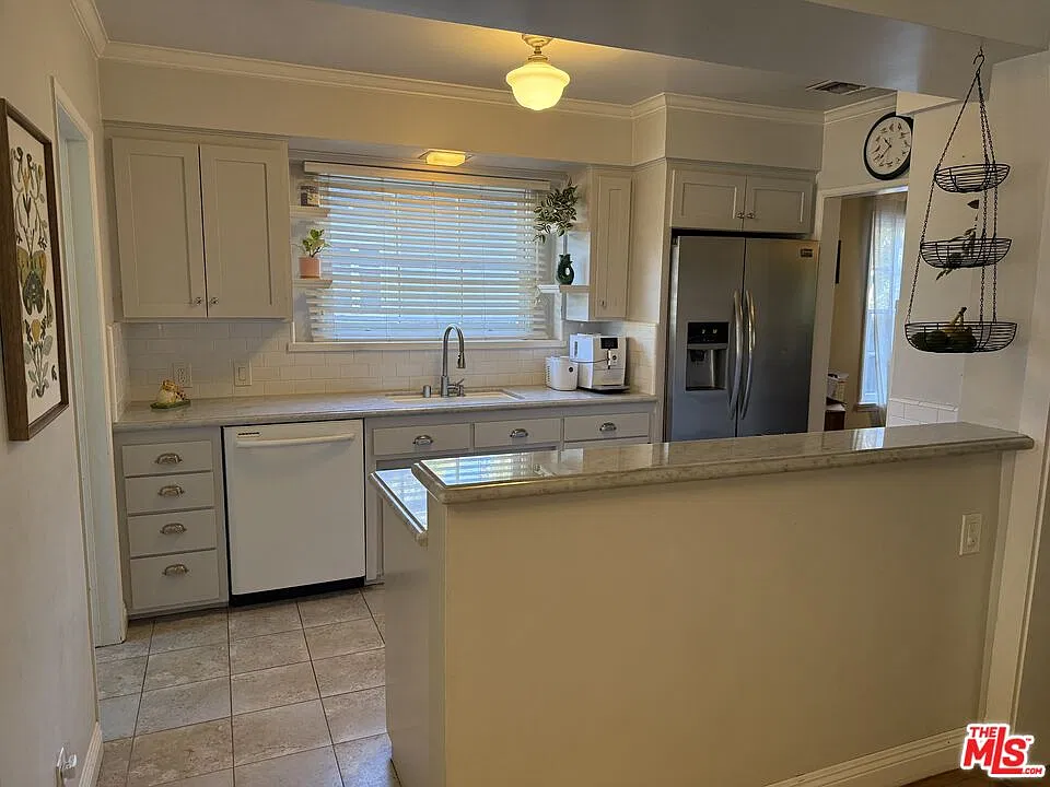 3 bed, 3.0 bath, 1906 sqft, $9,500 — Photo 2