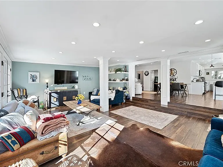 20852 Kittridge St — Photo 14