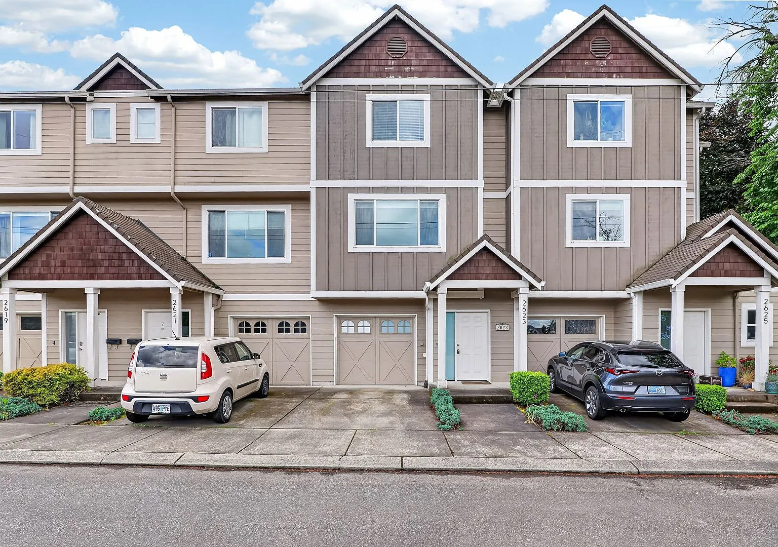 3 bedrooms / 3.5 bathrooms Townhome w/ Garage — Photo 2