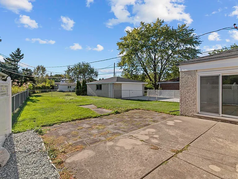 23729 Grove St — Photo 26