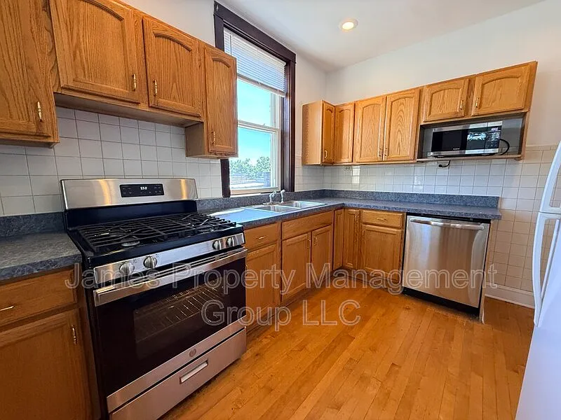 3 bed, 2.0 bath, 1626 sqft, $3,050 — Photo 2