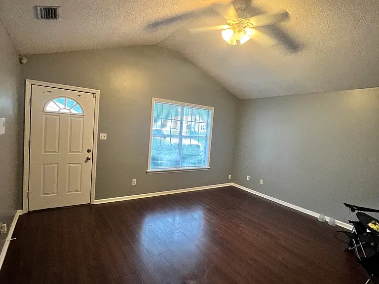 1702 Largo Cir — Photo 2