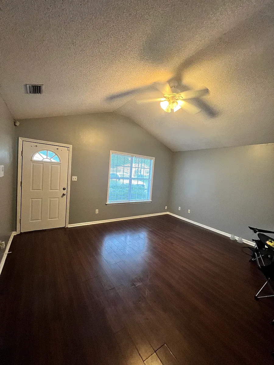 Building Photo - 1702 Largo Cir