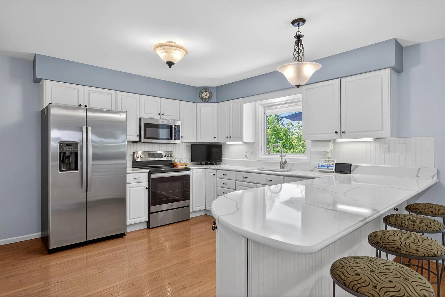 3 bed, 2722 sqft, $2,800 — Photo 2