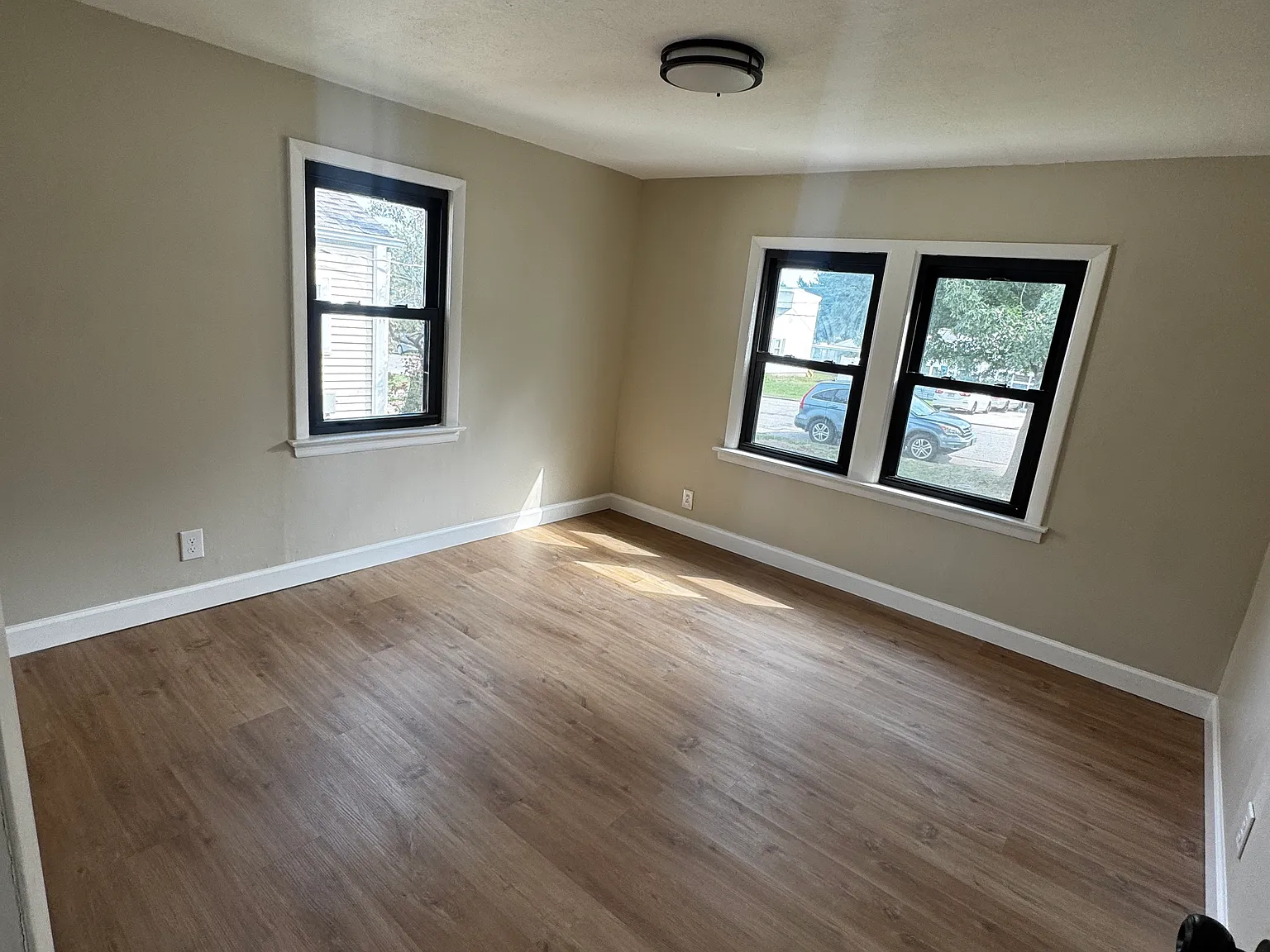 3 bed, 1200 sqft, $2,100 — Photo 3