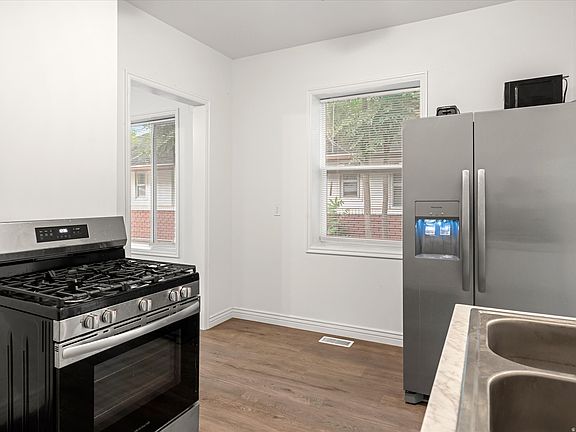5th image of 582 29th St