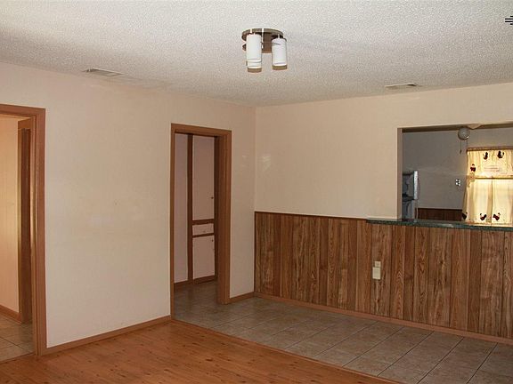 3rd image of 913 E 3rd St