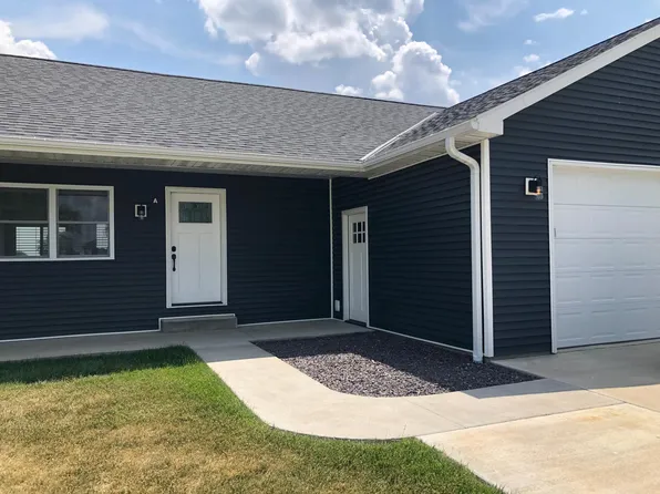 434 W Collins St, Mendon, IL 62351